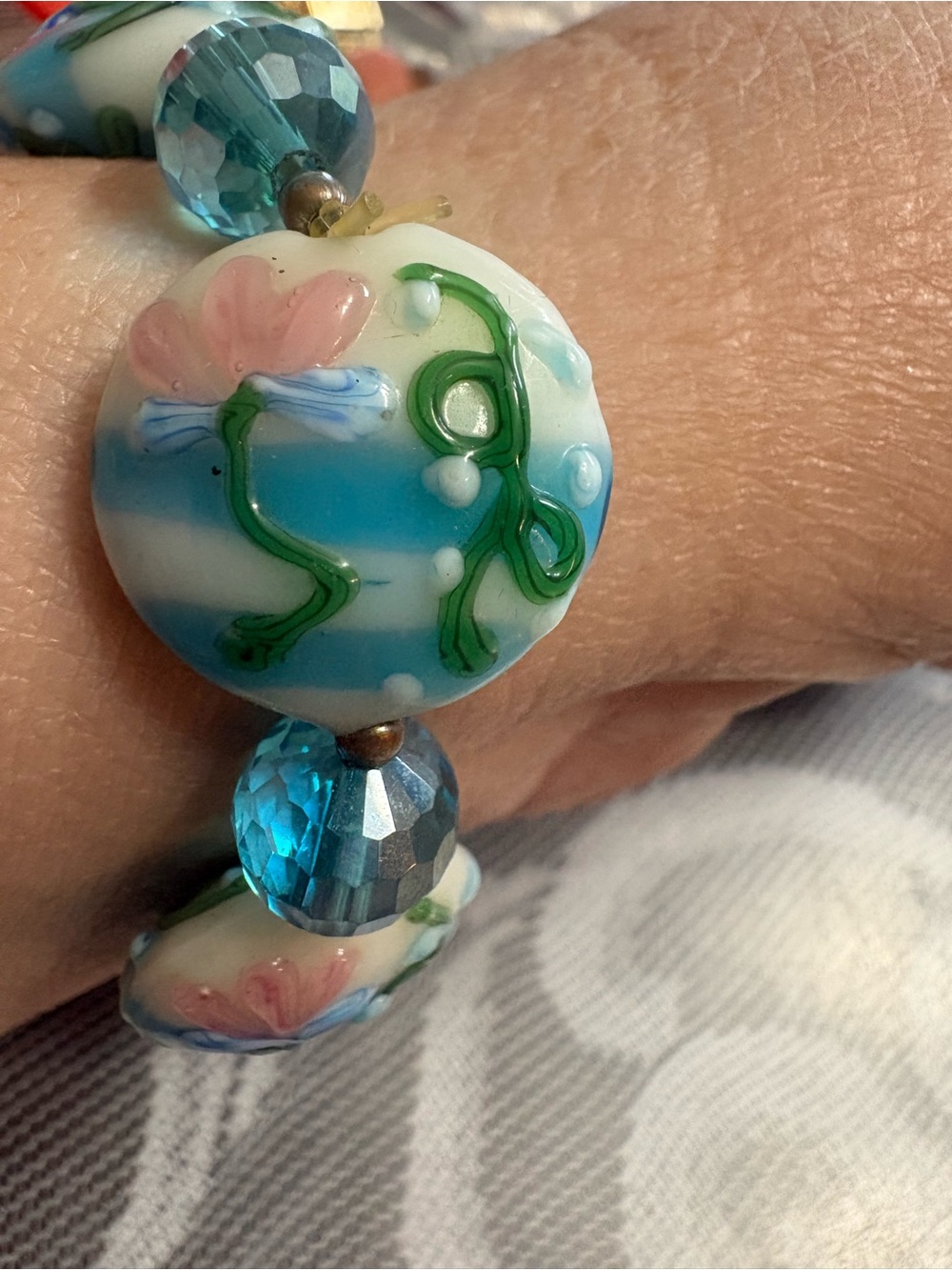 Handcrafted Blue & White Floral Glass Bead Bracelet vintage bracelet - Picture 5 of 5